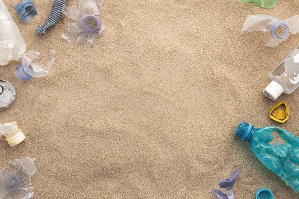 Пляже Выброшено Много Мусора — стоковое фото