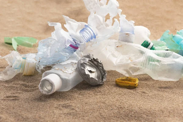 Οικολογική Καταστροφή Και Ρύπανση Του Παγκόσμιου Ωκεανού Χρησιμοποιημένο Πλαστικό Χυμένο — Φωτογραφία Αρχείου