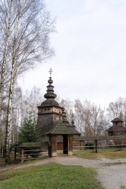 Tipik küçük Rus ahşap kilisesi