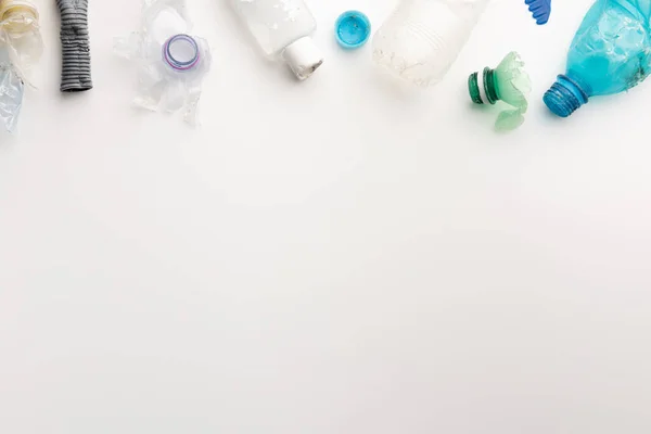 Beyaz Arkaplanda Izole Edilmiş Plastik Çöp — Stok fotoğraf