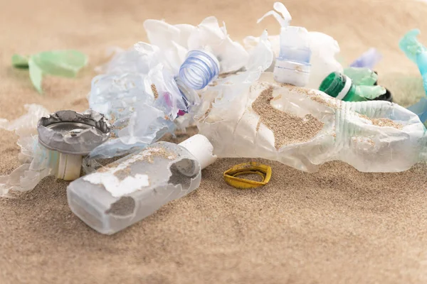 Пластиковые Бутылки Лежат Пляже Загрязняют Море Пролил Мусор Пляж Пустой — стоковое фото