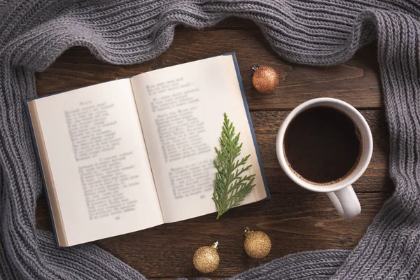 Flatlay Compositie Met Witte Gebreide Sjaal Kop Koffie Open Boek — Stockfoto