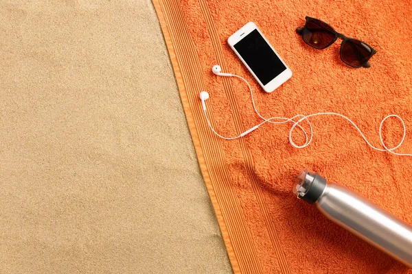 Strandlaken Koptelefoon Fles Water Zandachtergrond Vakantie Strand Concept Top Uitzicht — Stockfoto