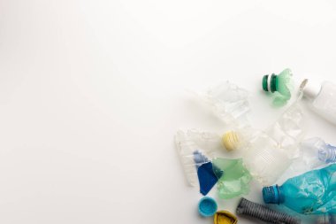 Çöp yığını beyaz arkaplanda izole edilmiş