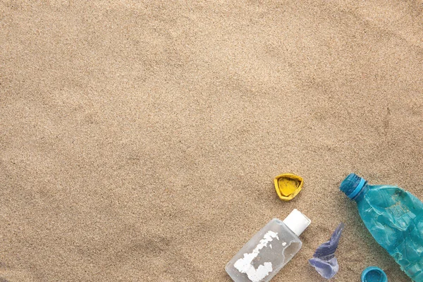 Botella Plástico Encuentra Playa Contamina Mar Derramó Basura Playa Vacío —  Fotos de Stock