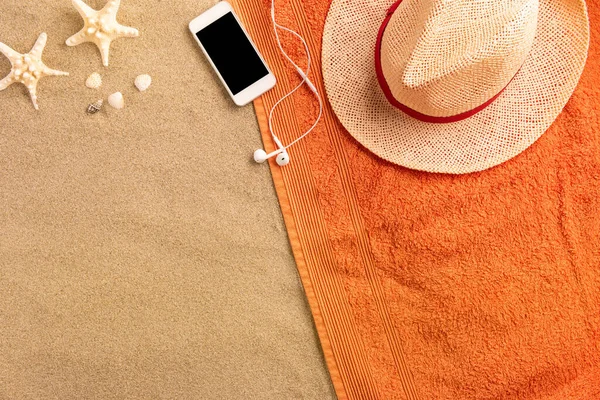 コピースペース付きのトップビューのわら帽子とスマートフォン 砂の上の旅行アクセサリー 旅行休暇のコンセプト 夏の背景 タオル製のボーダー構成 — ストック写真