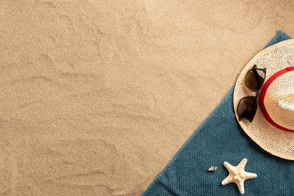 Hermoso Fondo Playa Vacaciones Verano Con Sombrero Paja Conchas Marinas — Foto de Stock