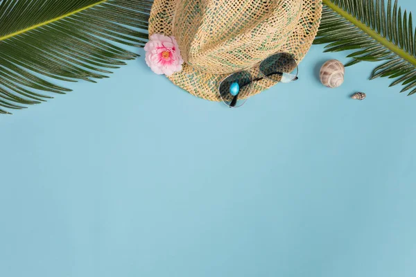 Composición Verano Hojas Tropicales Gafas Sol Sombrero Coco Sobre Fondo — Foto de Stock