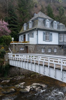 Monschau 'nun merkezi, Eifel, Almanya. Bahar geldi.