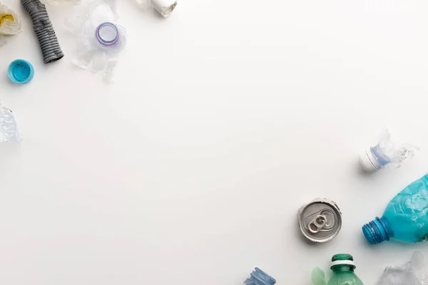 Απορρίμματα Πλαστικών Που Απομονώνονται Λευκό Backgroun — Φωτογραφία Αρχείου