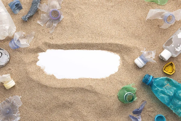 Экологическая Катастрофа Загрязнение Мирового Океана Используемый Пластик Пролился Песок Вид — стоковое фото
