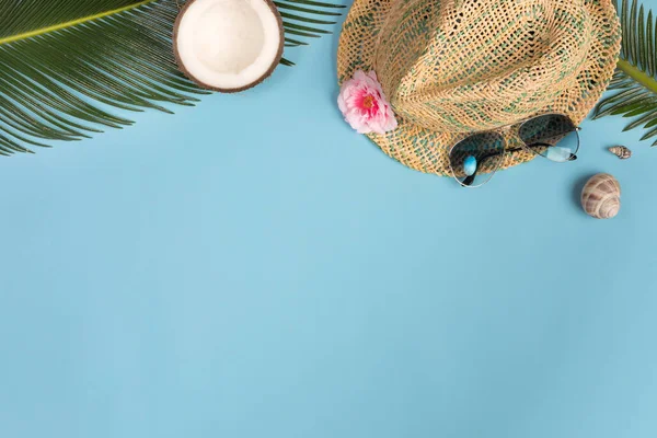 Composición Verano Hojas Tropicales Sombrero Coco Sobre Fondo Azul Concepto — Foto de Stock