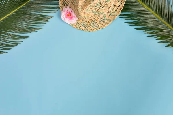 Composición Verano Hojas Tropicales Sombrero Wtraw Sobre Fondo Azul Concepto — Foto de Stock