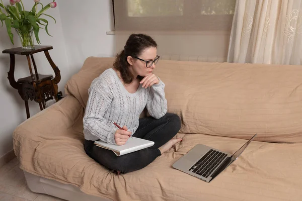 Mujer Joven Sentada Sofá Sala Estar Trabajando Remotamente Casa Trabajando — Foto de Stock