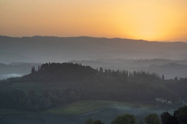 Tuscany manzaraya gündoğumu. Bölge Toskana çiftlik, hills, üzüm bağı için tipik. İtalya
