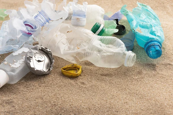 Πολλά Σκουπίδια Ξεβράστηκαν Στην Παραλία — Φωτογραφία Αρχείου