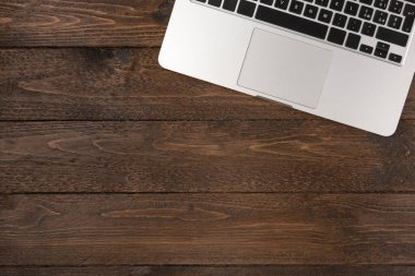 Laptoplu eski ahşap ofis masası. Kopyalama alanı olan üst görünüm. Ev konseptinde çalışmak