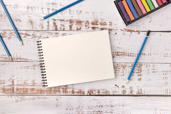 Zurück Zur Schule Bunte Wachsmalstifte Bleistifte Und Ein Weißes Skizzenbuch — Stockfoto