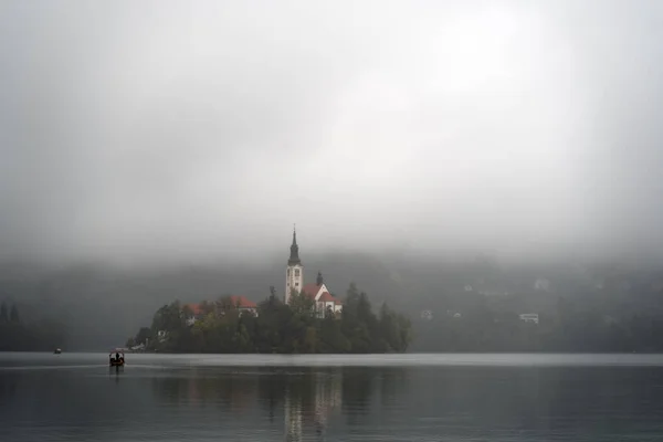 Ködös Reggeli Kilátás Híres Bled Kis Sziget Egy Templom Szlovéniában — Stock Fotó