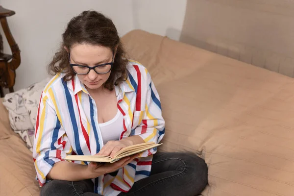 Menina Bonita Casa Sentado Sofá Lendo Livro Papel Conceito Relaxamento — Fotografia de Stock