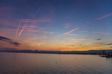 Nehirde gün batımı