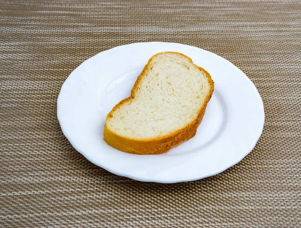 Een Stuk Brood Witte Cirkel Plaat Rechtenvrije Stockfoto's