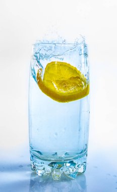 Düşen bir limondan dolayı kadehte bir damla su