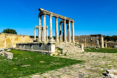 Dougga Tiyatrosu. Binalar, antik.