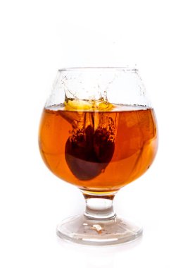 Oturma odasındaki masadaki şişeden temiz içme suyu dök.