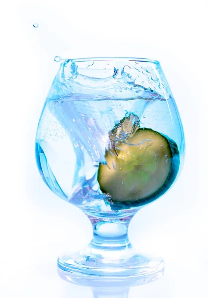 Chorrito Agua Vaso Debido Pepino Caído — Foto de Stock