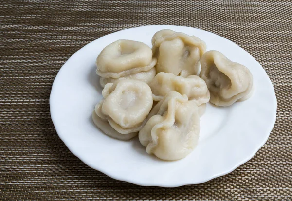 Gekookte Ravioli Een Witte Plaat Tafel — Stockfoto