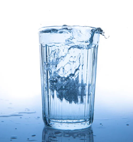 Chiudi Versando Acqua Fresca Purificata Dalla Bottiglia Sul Tavolo Soggiorno Fotografia Stock