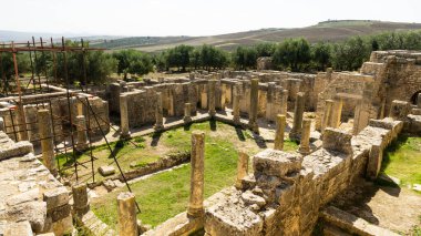 Dougga Tiyatrosu. Binalar, antik.