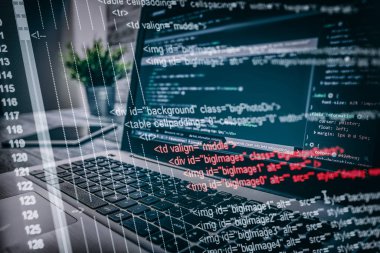 Hacker dizüstü bilgisayar kullanıyor. Bilgisayar ekranında bir sürü rakam var.