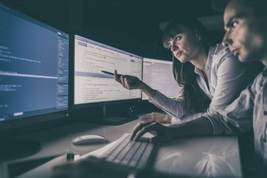 Programlama ve kodlama teknolojilerin geliştirilmesi. Web sitesi tasarımı. Siber uzay kavramı.