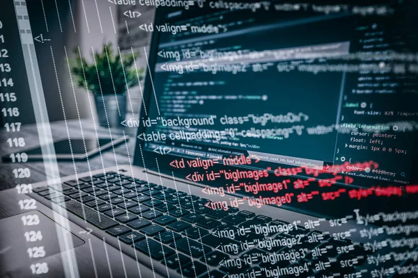 ノートパソコンを使うハッカー コンピュータ画面上の数字の多く — ストック写真