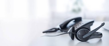 İletişim destek, çağrı merkezi ve müşteri hizmet yardım masası. VoIP kulaklık dizüstü bilgisayar klavye.