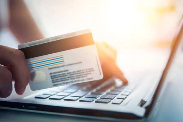 Handen Met Creditcard Laptop Online Betaal Winkelconcepten — Stockfoto