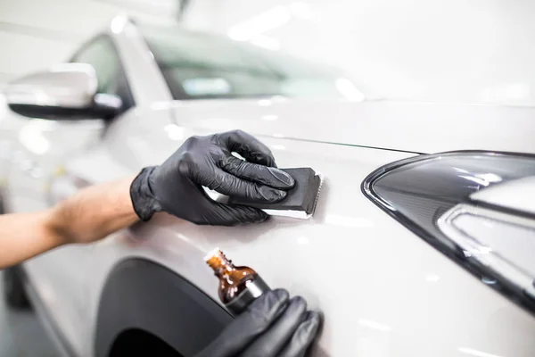 Detalhes Carro Homem Aplica Revestimento Nano Protetor Para Carro Foco — Fotografia de Stock