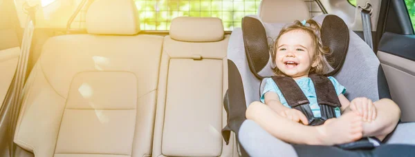 Beautyful Sorrindo Bebê Menina Presa Com Cinto Segurança Assento Carro — Fotografia de Stock