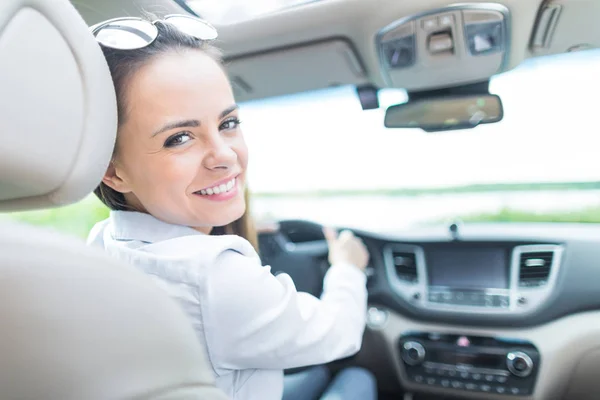 Hermosa Joven Sentada Interior Coche Nuevo Con Una Sonrisa Alegra —  Fotos de Stock