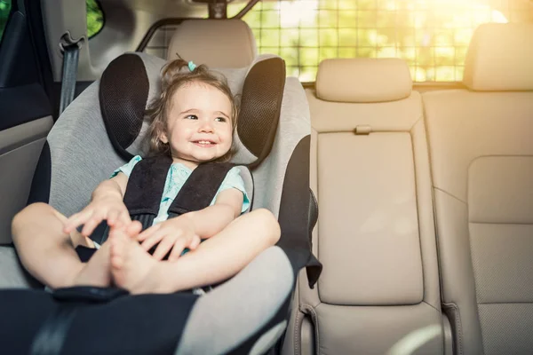 Beautyful Sorrindo Bebê Menina Presa Com Cinto Segurança Assento Carro — Fotografia de Stock