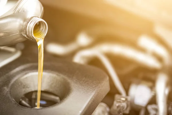 Auto Motor Olie Gieten Verse Olie Gegoten Tijdens Een Olieverversing — Stockfoto