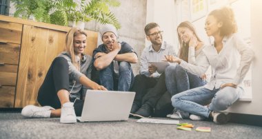 Ofiste toplantı ve birlikte yeni bir başlangıç proje tartışıyor genç iş adamları.