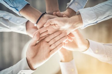 Genç iş adamlarının el ele tutuşmalarını yakından izleyin. Bir yığın el. Birlik ve takım çalışması kavramı.