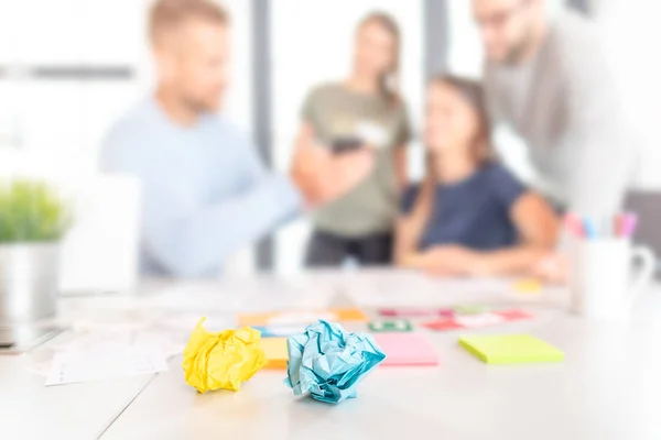 Geschäftsleute Treffen Sich Büro Und Nutzen Die Post Notizen Ideen — Stockfoto