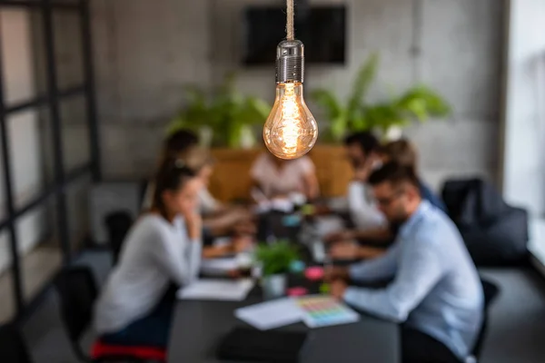 Jóvenes Empresarios Están Discutiendo Juntos Nuevo Proyecto Startup Una Bombilla — Foto de Stock