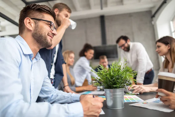 Jóvenes Empresarios Reúnen Oficina Discuten Juntos Nuevo Proyecto Startup — Foto de Stock