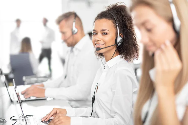 Callcenter Mitarbeiterin Begleitung Ihres Teams Lächelnder Kundenbetreuer Bei Der Arbeit — Stockfoto