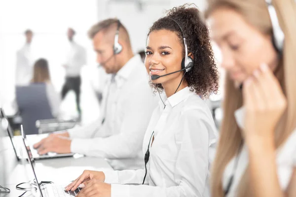 Call Center Werknemers Vergezeld Van Haar Team Lachende Klant Ondersteuning — Stockfoto